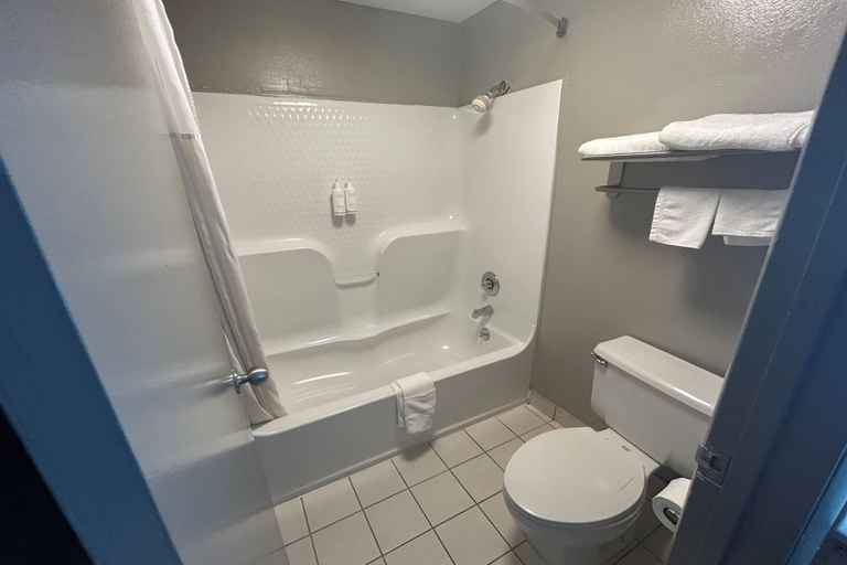 Bathroom 4, Days Inn by Wyndham Dublin GA, Laurens