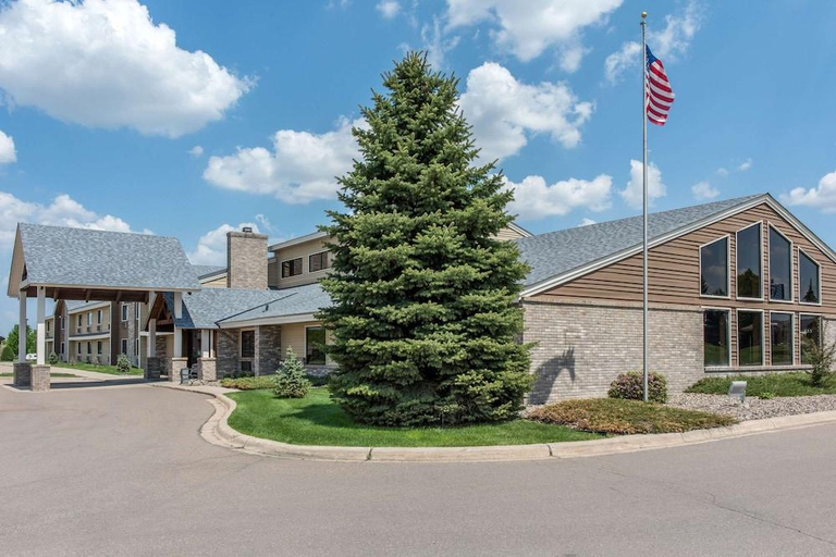 Exterior & Views 2, New Prague Inn & Suites, Le Sueur