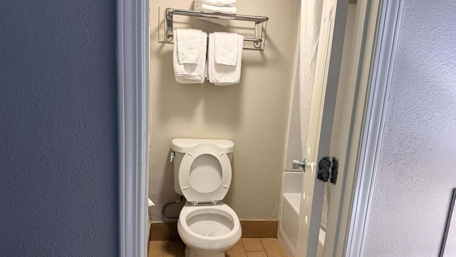 Bathroom 3, Atlantic crest inn and suites, Horry