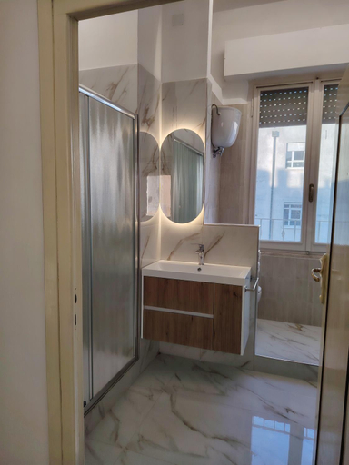 Bathroom 2, VIBE SPOLETO, Stazione a 150 mt, parcheggio gratuito, Perugia