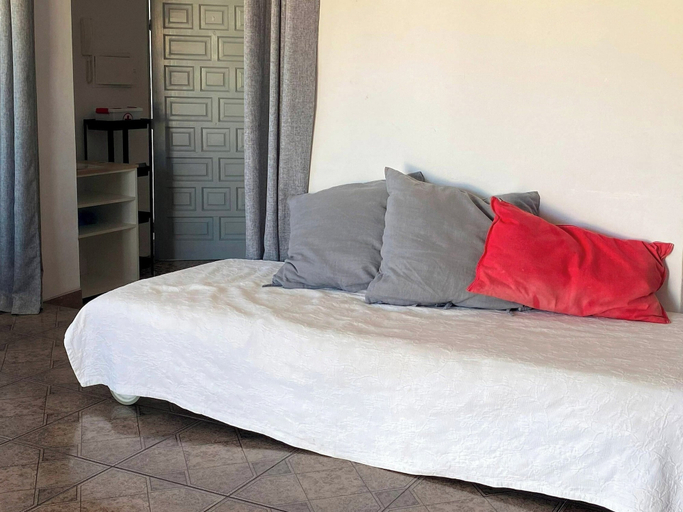 Room 2, Central Attic Apt Sleeps 4 With Patio, Granada