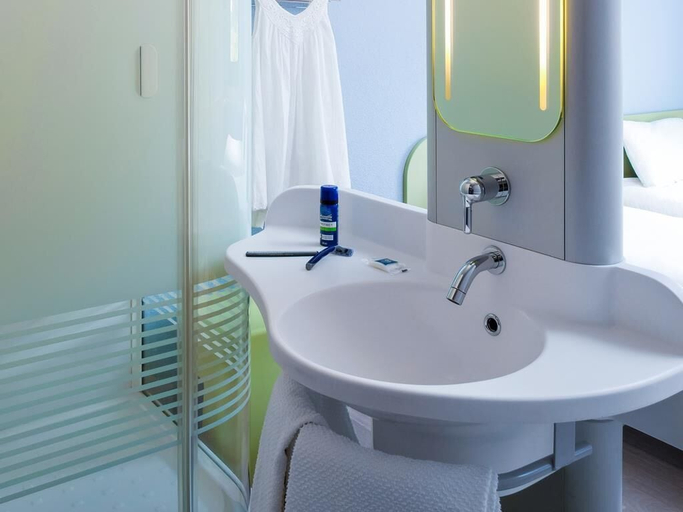 Bathroom 4, ibis budget Romorantin, Loir-et-Cher