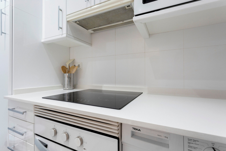 Private kitchen 4, Central 2BD Apt Facing Torre Madrid Duque de Osuna, Madrid