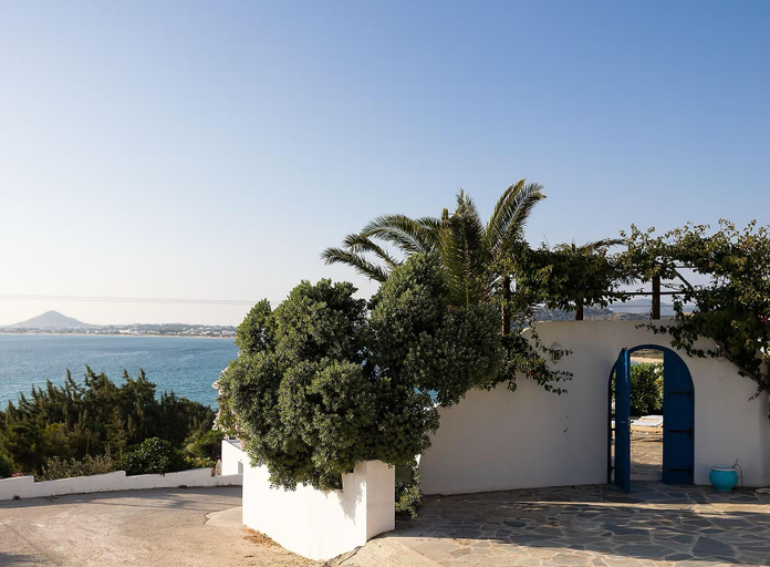 1, Charming Naxos Villa, Ocean Views, Modern Comfort, Tranquil Escape, South Aegean