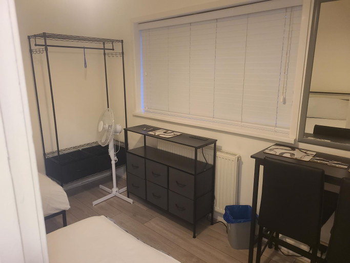Others 3, GATWICK ROOMs-TRAVEL SERVICE-AIRPORT PARKING, West Sussex