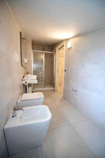 Bathroom 5, Royal Rooms, Salerno