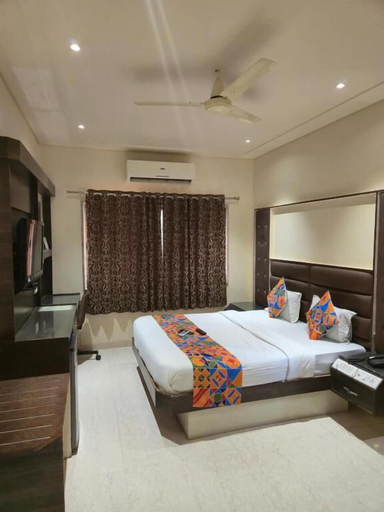 Room 3, Hotel Santoor - near Geeta bhawan square, Indore