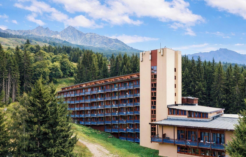 Exterior & Views