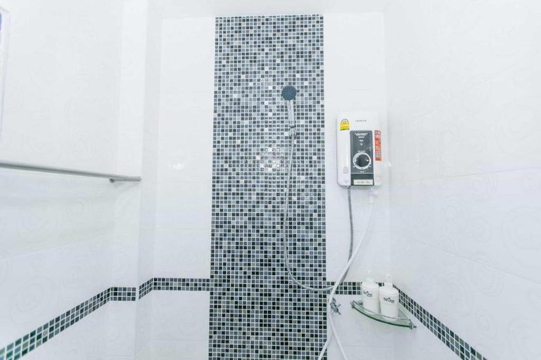 Bathroom 3, The Gun Hotel, Muang Surin