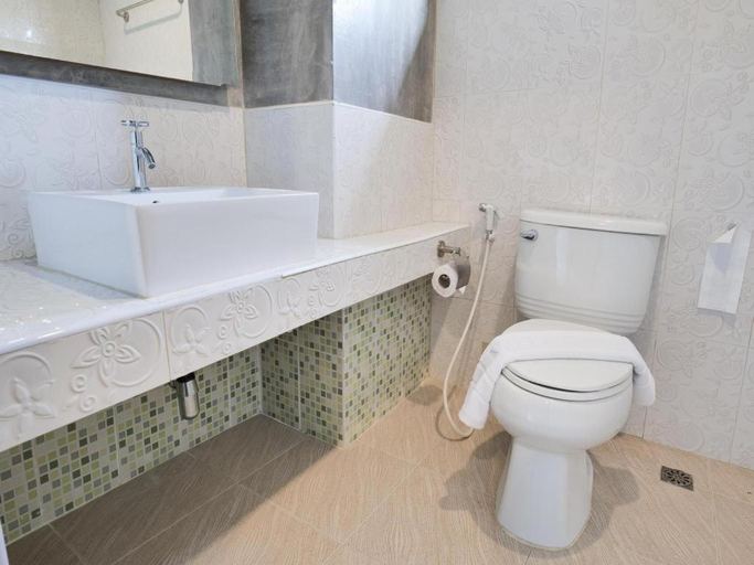 Bathroom, B2 Chiang Rai Phahonyothin Boutique & Budget Hotel, Muang Chiang Rai