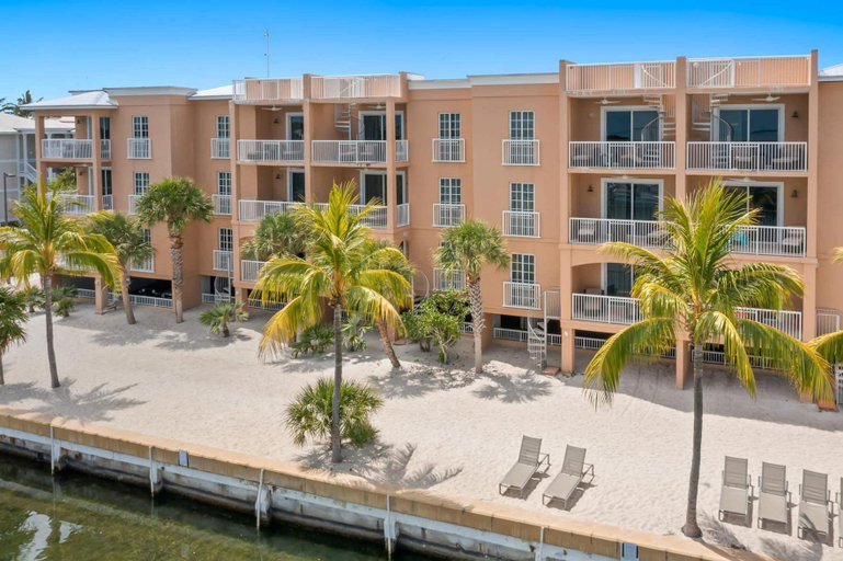 2, Ocean Front 2BR Residence, Monroe