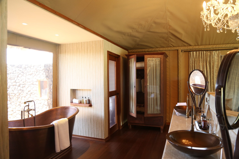 Bathroom 2, Finch Hattons, Voi