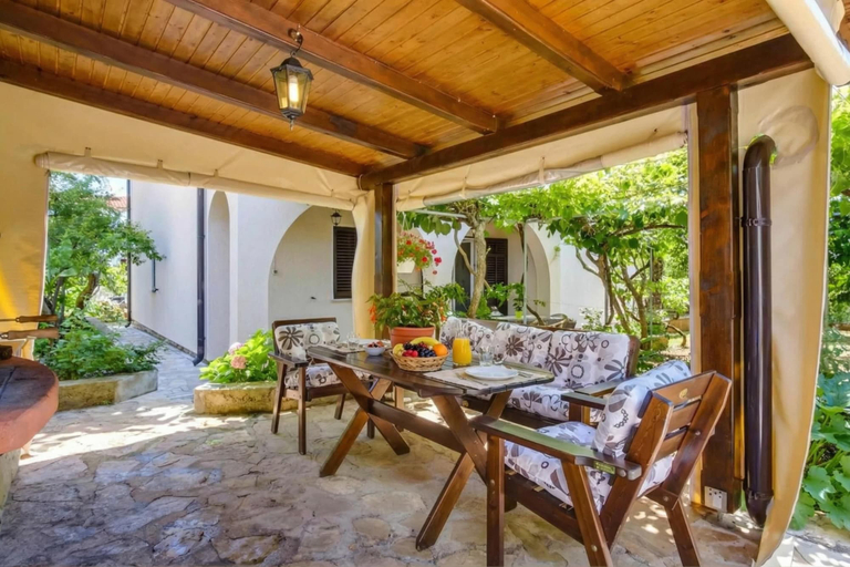 Outdoor dining, Secret Garden Apartment Mali Losinj, Mali Lošinj