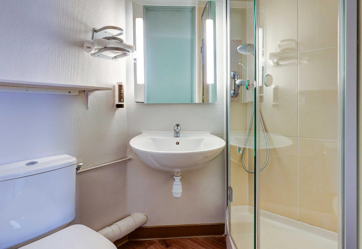 Bathroom 5, B&B HOTEL Chalon-sur-Saône Sud, Saône-et-Loire