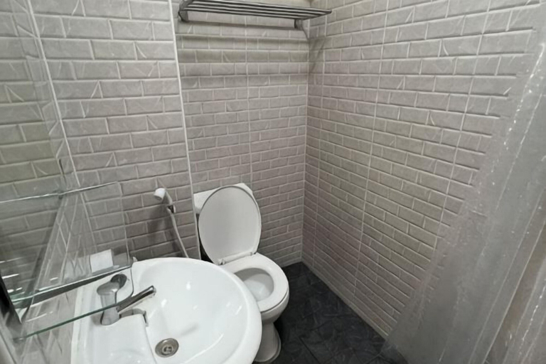 Bathroom 3, Bangwa House - MRT Bangwa Station, Phasi Charoen