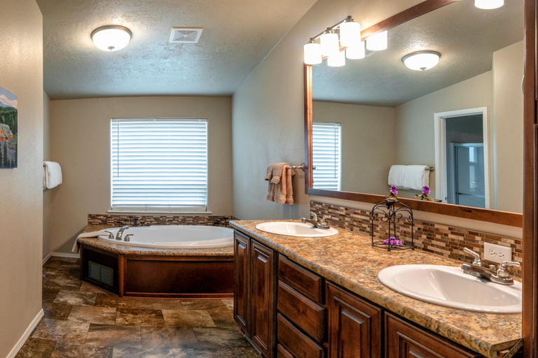 Bathroom 3, Callahan s Mountain Lodge, Jackson
