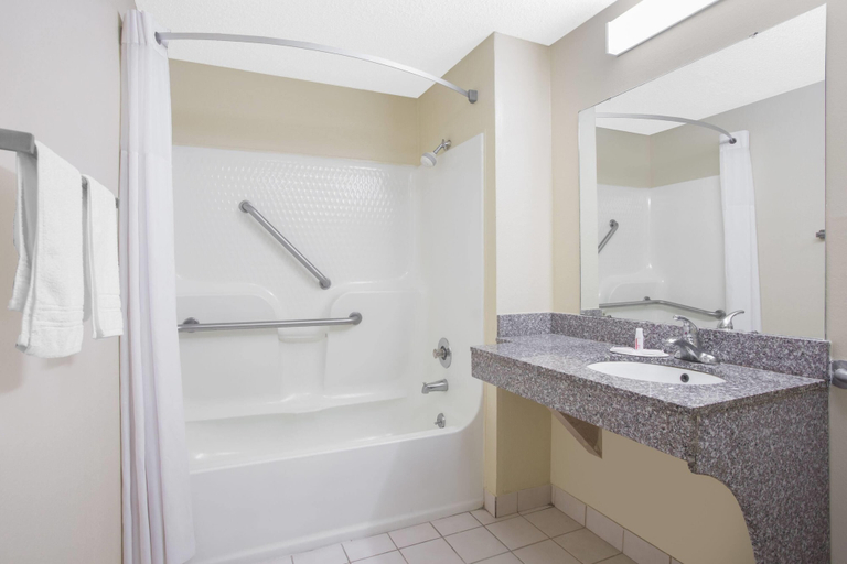 Bathroom 5, Days Inn by Wyndham Dublin GA, Laurens