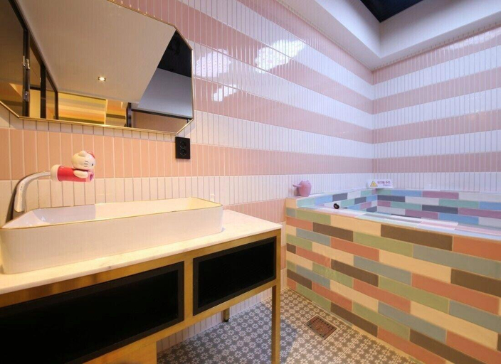 Bathroom 5, Gimhae Eobang-dong Almond Hotel & Kids Pool Villa, Gimhae