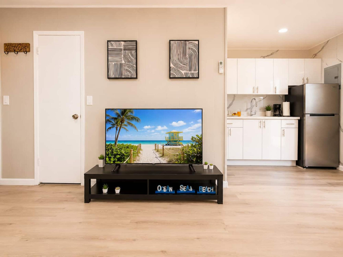 Room 3, Modern Studio Private Parking Near Beach, Broward