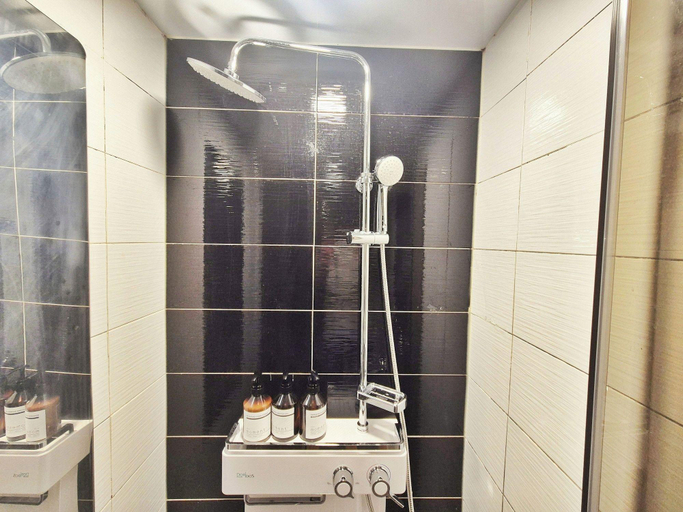 Bathroom 4, Mozzi Hostel, Dong