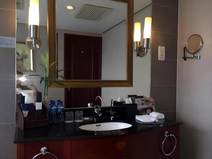 Bathroom 3, Tianjin Golden Ocean Hotel, Tianjin