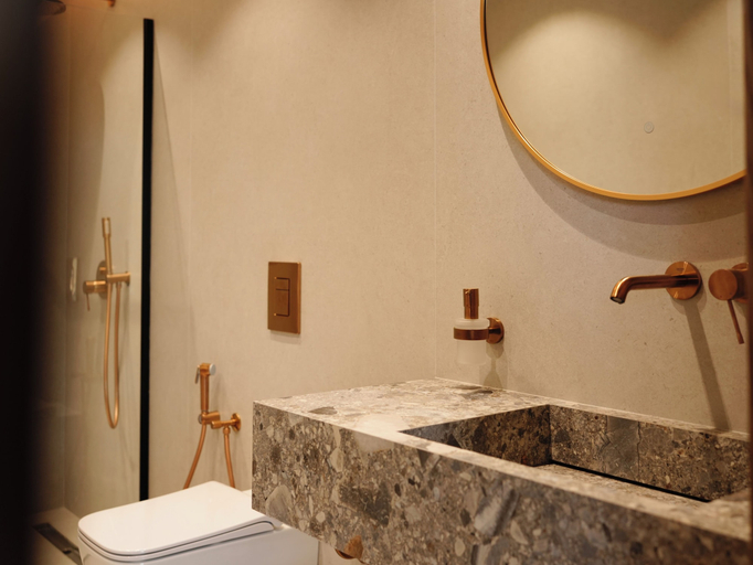 Bathroom 3, Greg Hotel, Sarandës