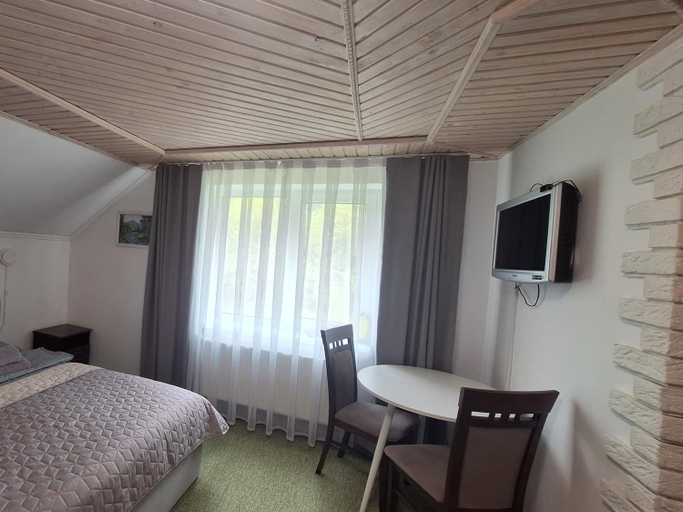 Bedroom 2, Hollywood, Iaremchans'ka