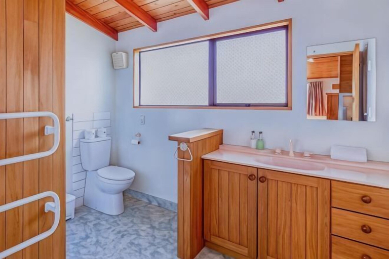 Bathroom 3, The Lake House, Mackenzie