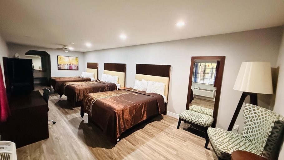 Bedroom 2, The Executive Inn & Suites, Brazoria
