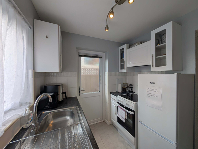 Room 5, Comfortable 2-bedroom House With Free Parking, London