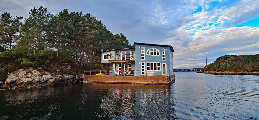 Exterior & Views