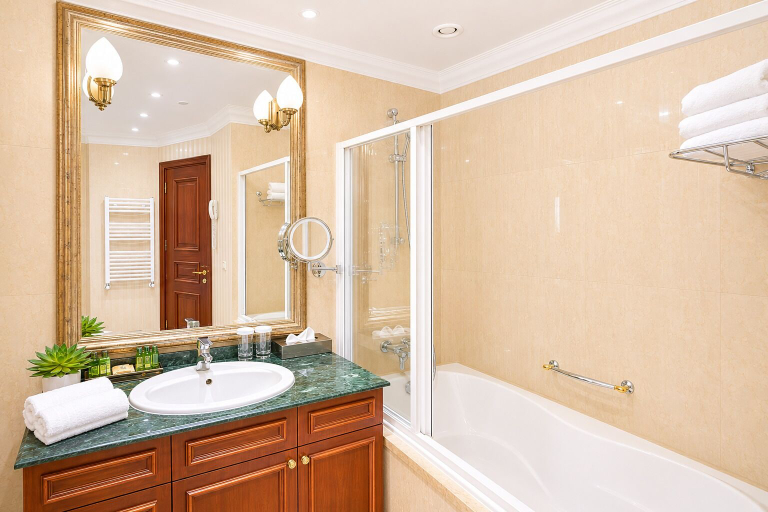 Bathroom 5, Crystal Palace Boutique Hotel, Stolichna