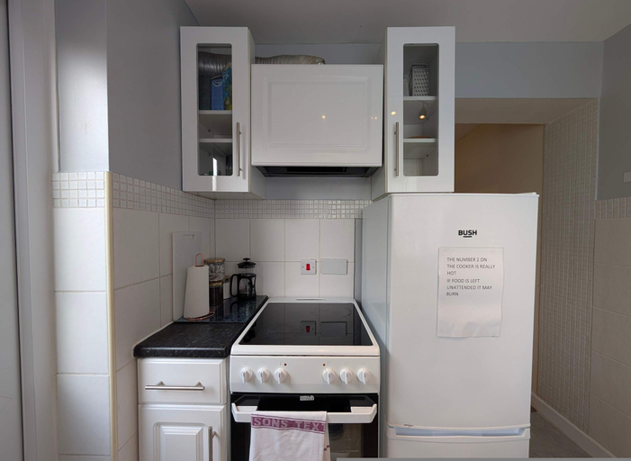 Room 3, Comfortable 2-bedroom House With Free Parking, London