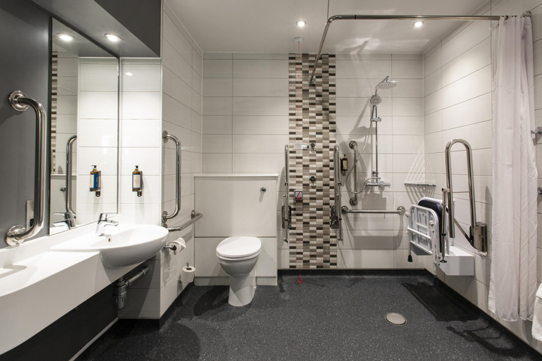 Bathroom 3, Premier Inn Nottingham Cc - Chapel Bar, Nottingham