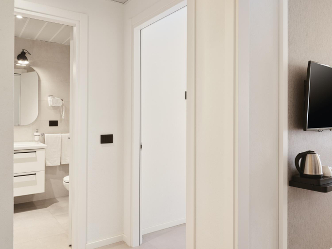 Bathroom 5, Mangia's Himera Resort, Palermo