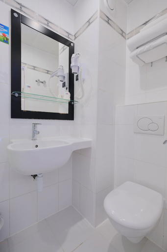 Bathroom 4, Hotel Lilas Gambetta, Paris