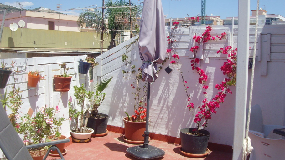 Property grounds 3, Central Attic Apt Sleeps 4 With Patio, Granada