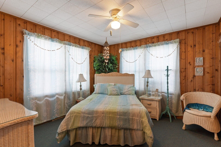 Room 5, Yellow Bird 2 Bedroom Home by RedAwning, Brunswick