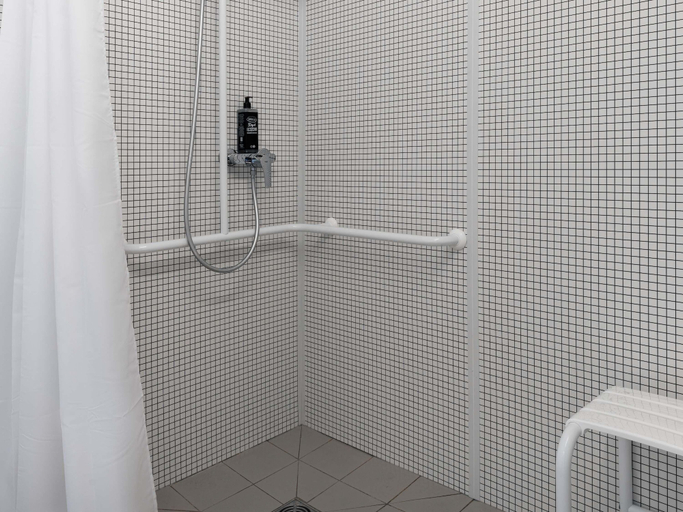 Bathroom 3, ibis budget Mâcon Sud, Saône-et-Loire