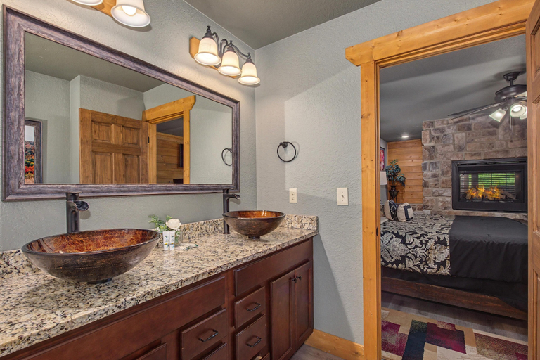 Bathroom 3, Mountain High, Sevier