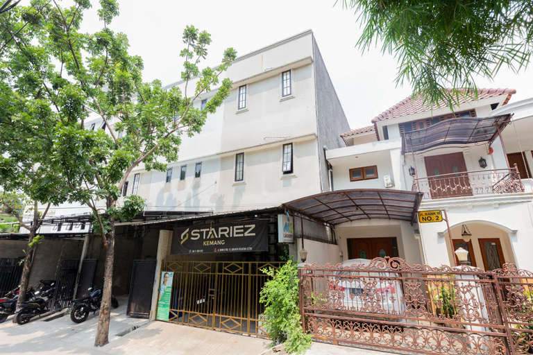 Exterior & Views 2, RedDoorz @ Stariez Kemang, South Jakarta
