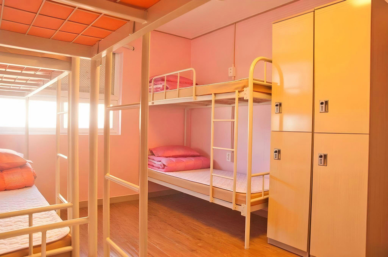 Bedroom 4, Busan Sukbak Dot Com Guest House, Dong