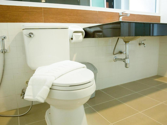 Bathroom 5, B2 Hat Yai Rat Uthit Boutique & Budget Hotel, Hat Yai