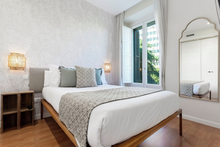 Room 5, Central 2BD Apt Facing Torre Madrid Duque de Osuna, Madrid