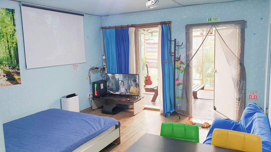 Bedroom 3, JunLive Pension, Ganghwa