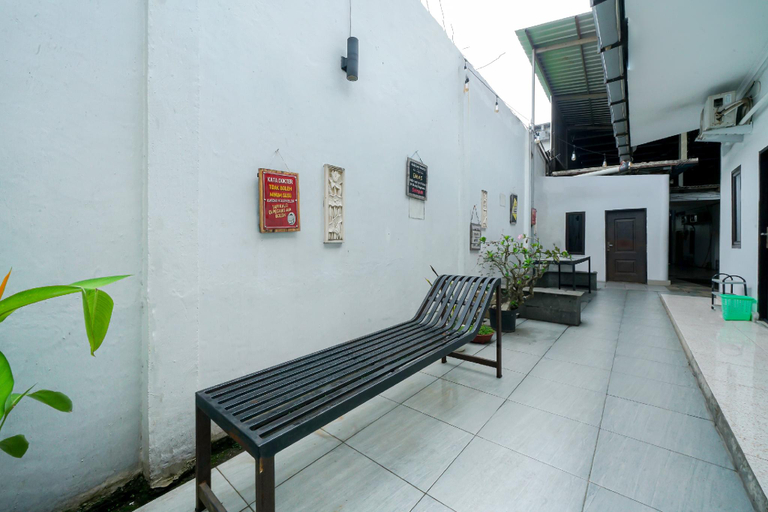 Public Area 3, RedDoorz @ Jalan Otista Karawang, Karawang