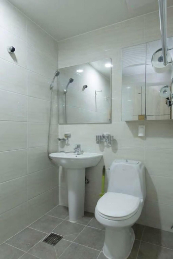 Bathroom 5, Hub Guesthouse, Jung