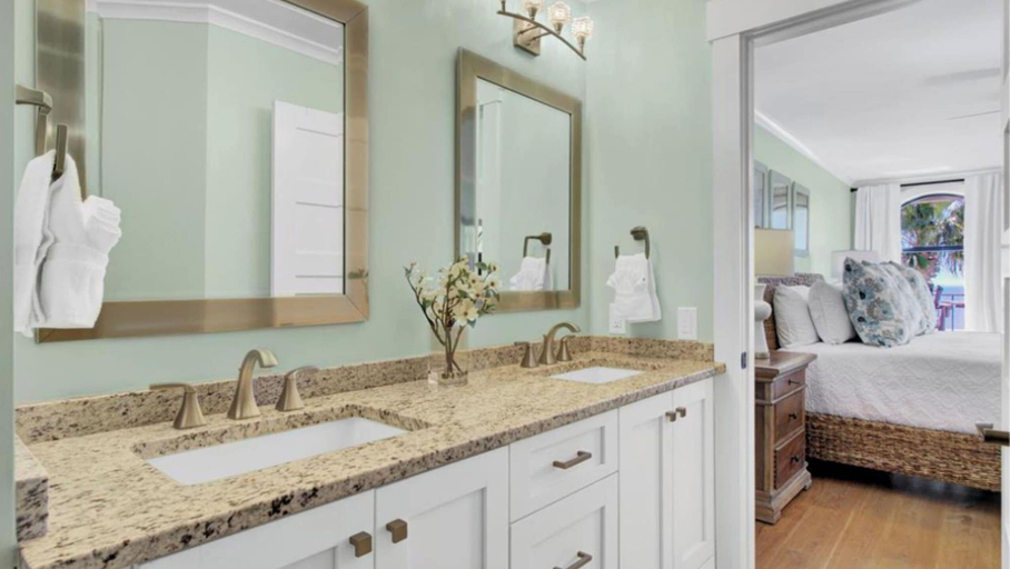 Interior 4, 415 Seascape by Avantstay Beachfront Condo w/ Communal Pool Access, Charleston