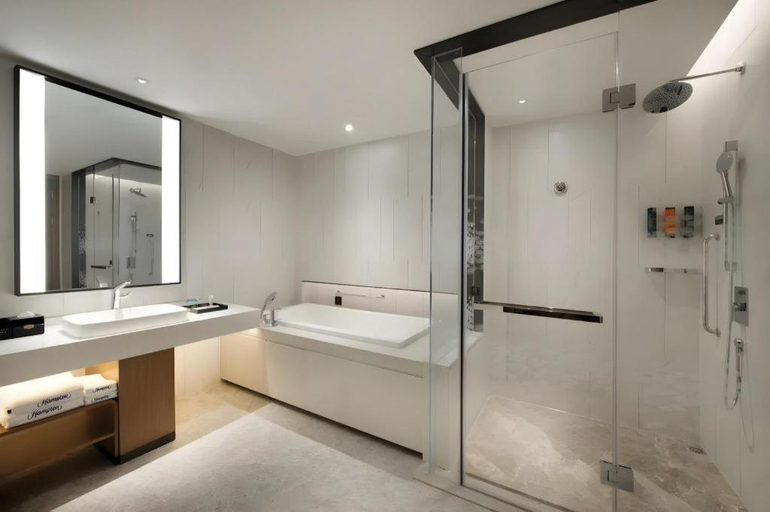 Bathroom 4, Hampton by Hilton Dongguan Dalang, Dongguan