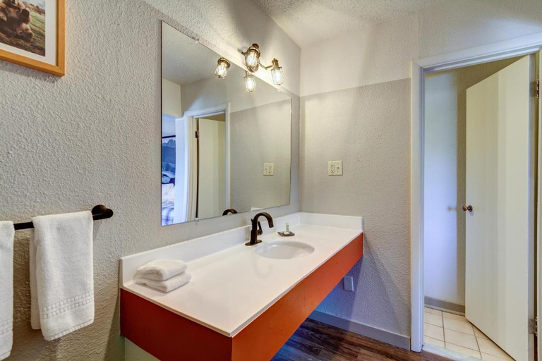 Bathroom 3, Loyal Duke Lodge, Chaffee